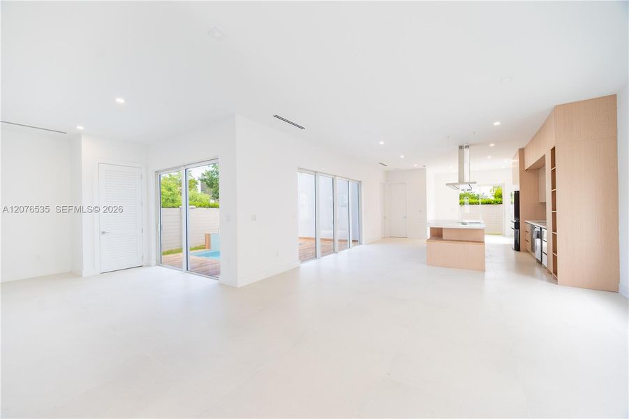 Spacious, unfurnished interior of a new home in , Doral (Image 36).