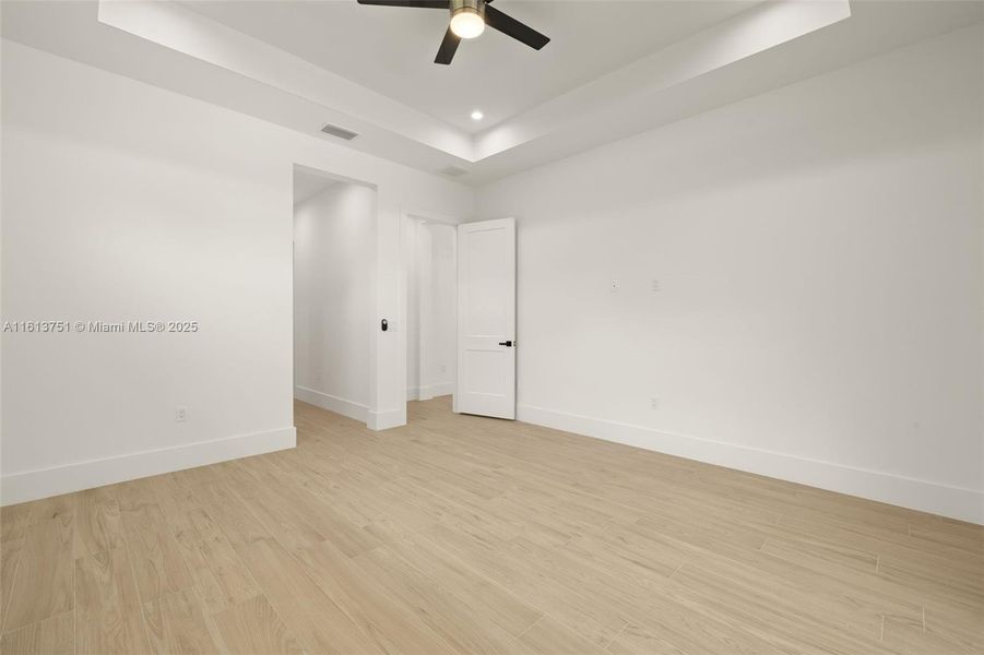 Spacious, unfurnished interior of a new home in , Naples (Image 25).