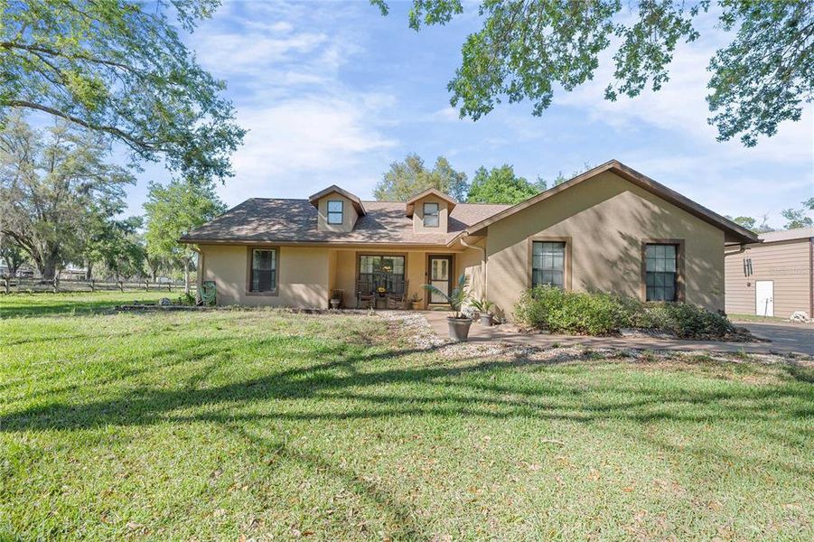 Exterior details and patio area of a home in , Dade City (Image 23).