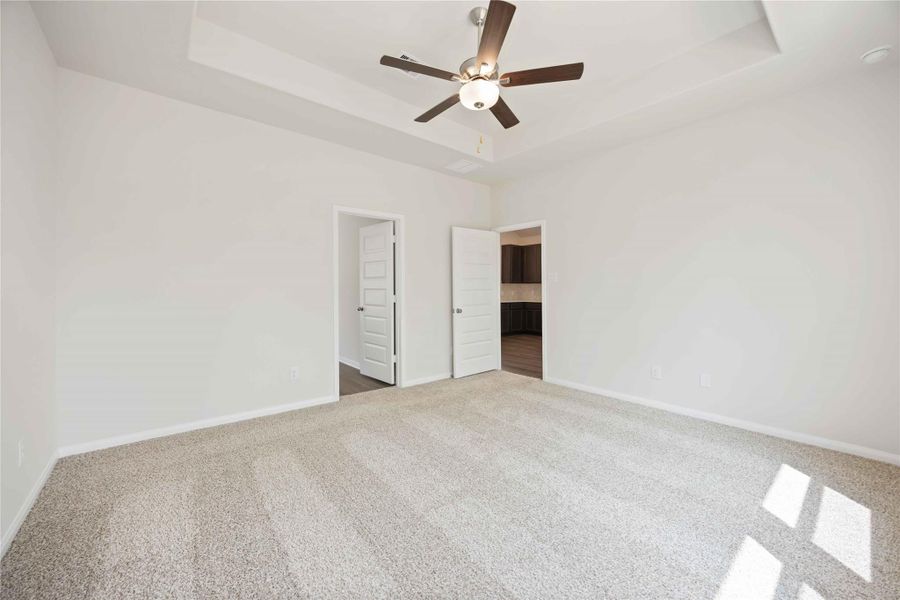 Spacious, unfurnished interior of a new home in Meadow Park, Conroe (Image 23).