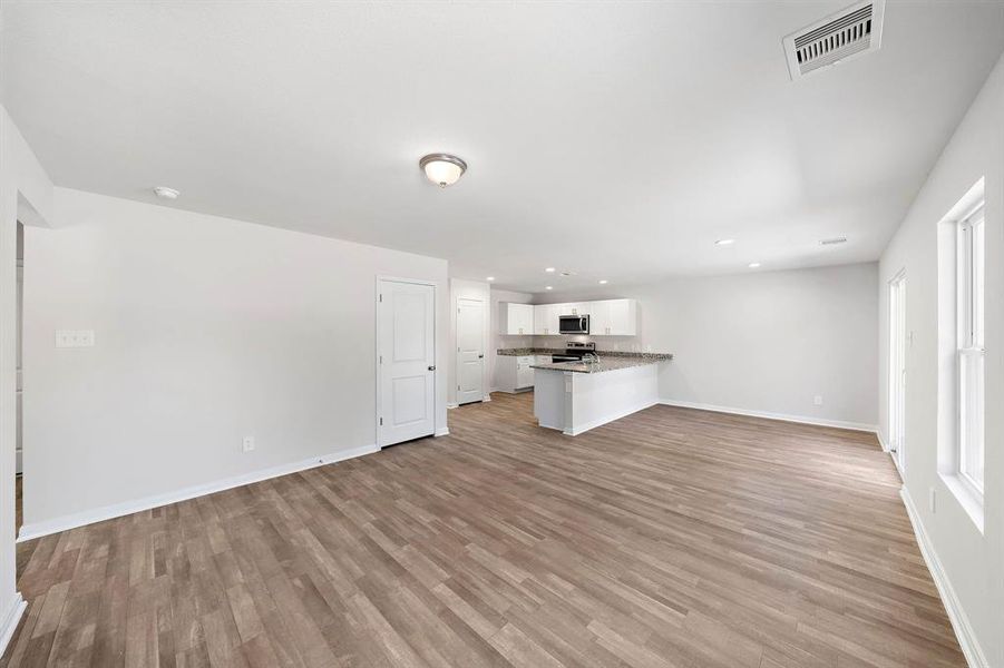 Spacious, unfurnished interior of a new home in Middlefield Village, Dallas (Image 24).