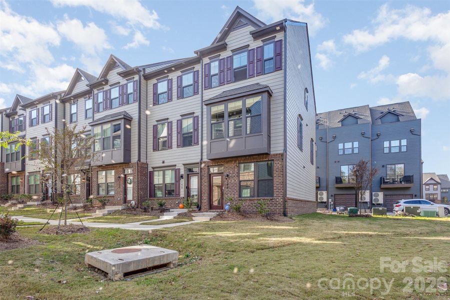 Condo located in Charlotte, NC showcasing its design and architecture (Image 4).
