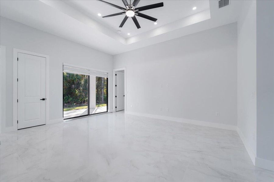 Spacious, unfurnished interior of a new home in , Lehigh Acres (Image 13).
