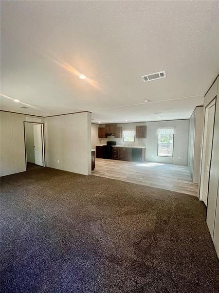 Spacious, unfurnished interior of a new home in , Florahome (Image 18).