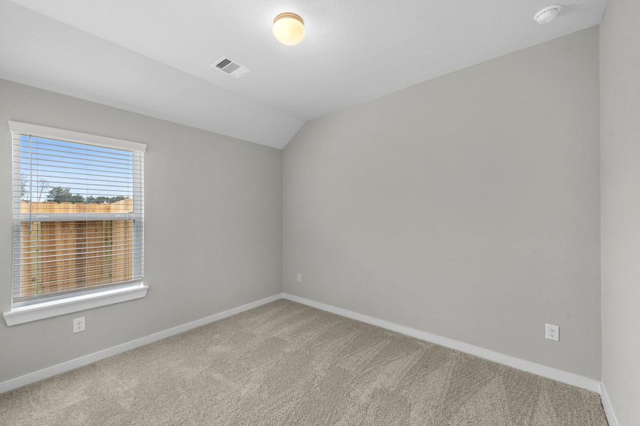 Spacious, unfurnished interior of a new home in Barton Creek Ranch, Conroe (Image 21).