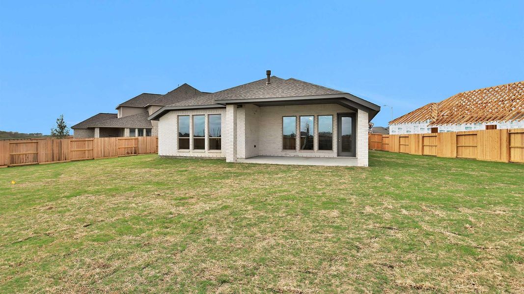 Exterior details and patio area of a home in Valencia, Manvel (Image 4).