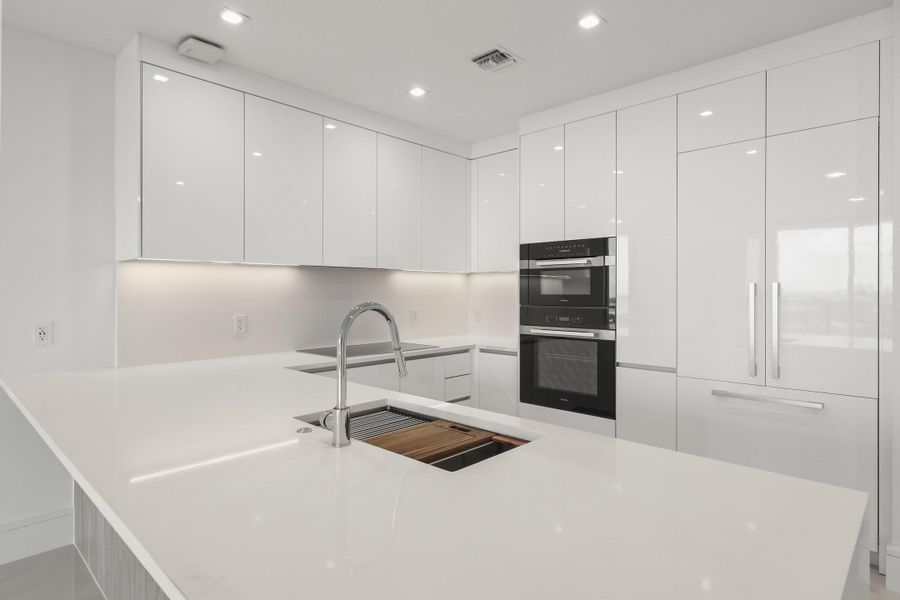 220 Lake Shore Drive - 10.jpg-FULL