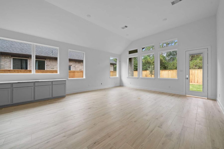 Spacious, unfurnished interior of a new home in Kresston, Montgomery (Image 13).