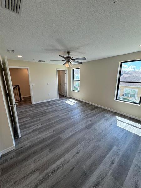 Spacious, unfurnished interior of a new home in , Tampa (Image 16).