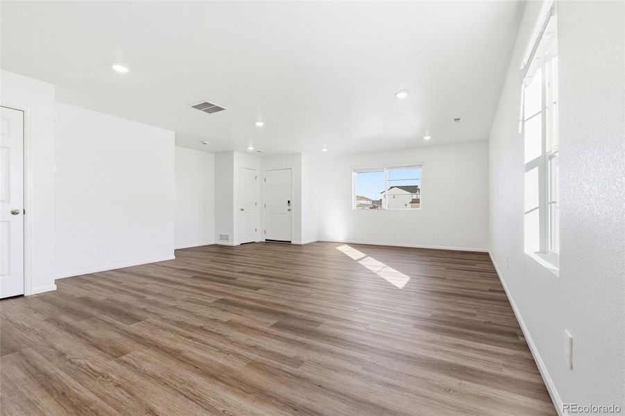 Spacious, unfurnished interior of a new home in , Aurora (Image 8).