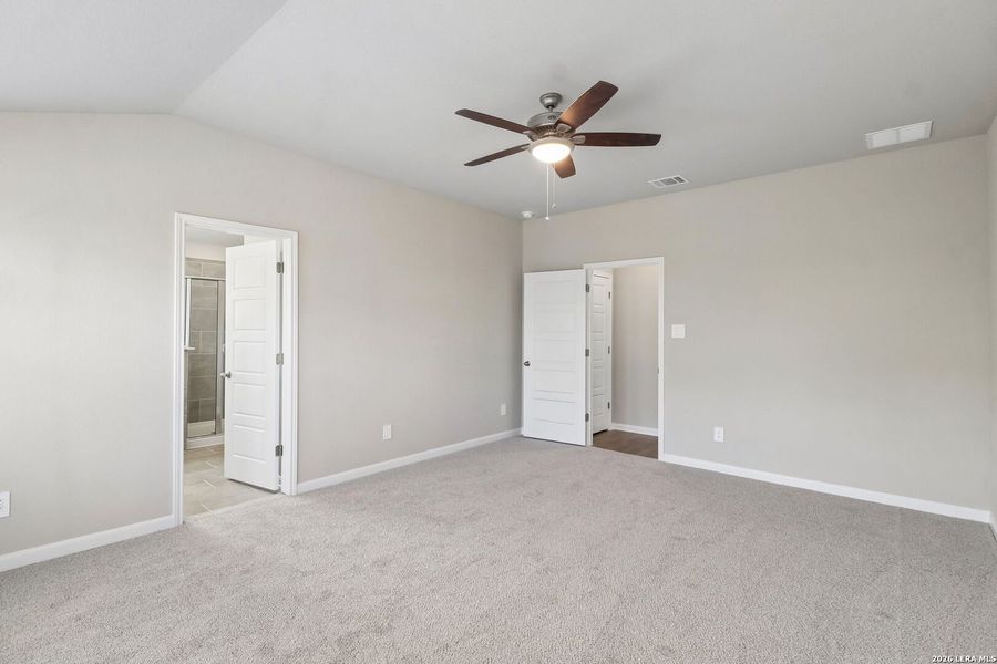 Spacious, unfurnished interior of a new home in Estancia Ranch - Premier Series, San Antonio (Image 39).
