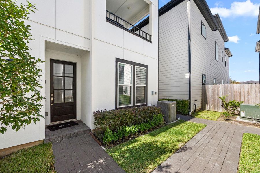 Exterior details and patio area of a home in The Corner At Buffalo Pointe, Houston (Image 27).