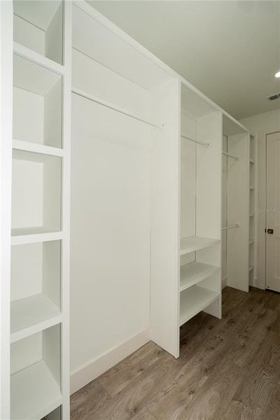 Spacious, unfurnished interior of a new home in , Tampa (Image 25).