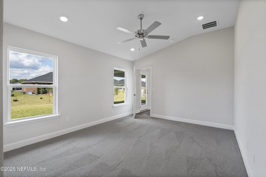 Spacious, unfurnished interior of a new home in , Green Cove Springs (Image 13).