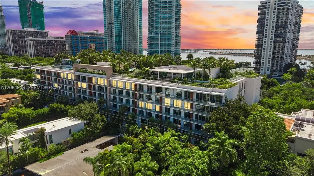 Condo located in Miami, FL showcasing its design and architecture (Image 4).