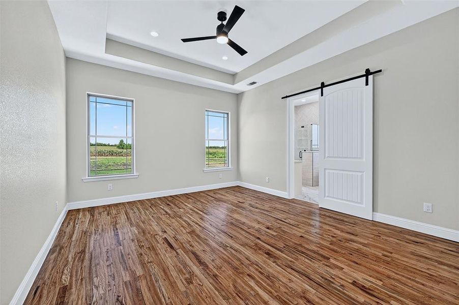 Spacious, unfurnished interior of a new home in , Sherman (Image 28).