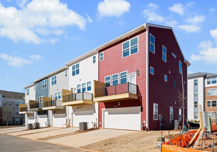 Condo located in Charlotte, NC showcasing its design and architecture (Image 5).