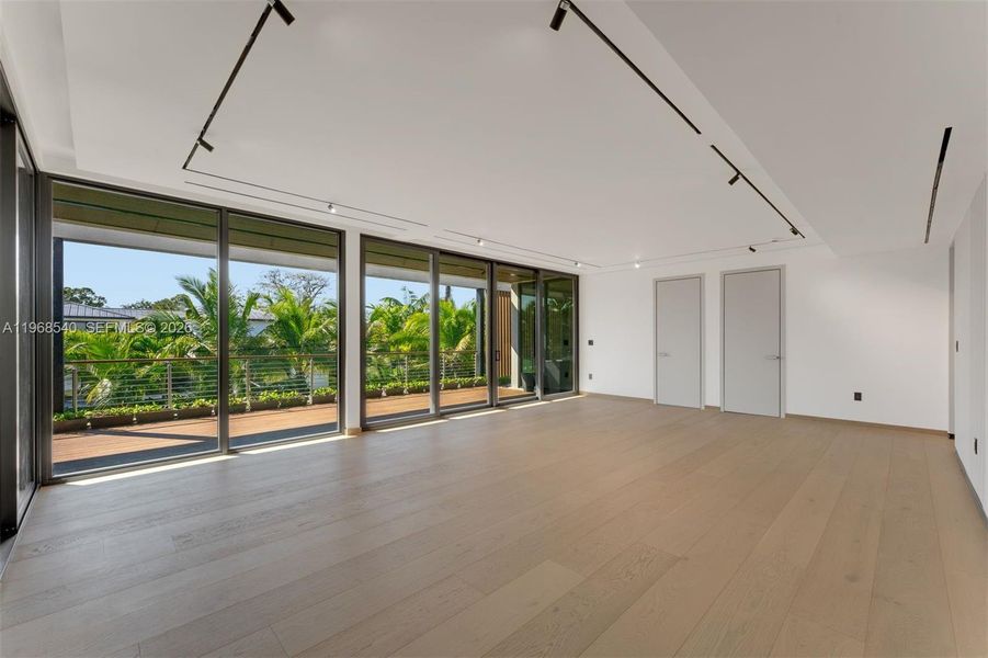Spacious, unfurnished interior of a new home in , Miami (Image 9).