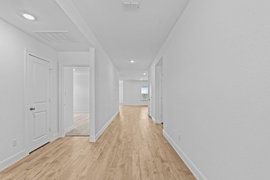 Spacious, unfurnished interior of a new home in Railhead, Cedar Creek (Image 29).