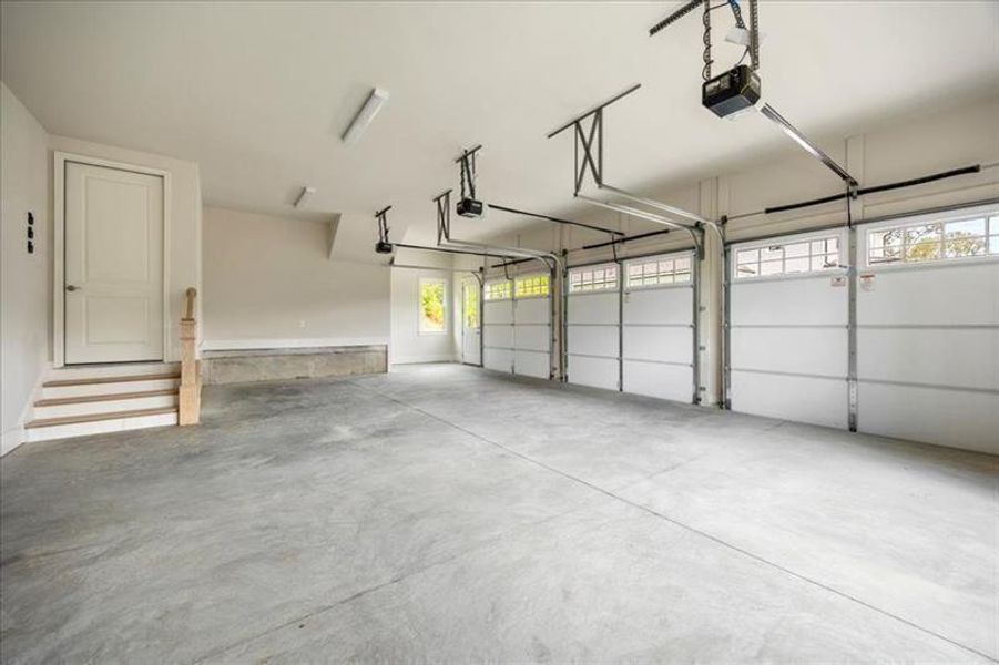 Spacious, unfurnished interior of a new home in Crossroads, Alpharetta (Image 22).