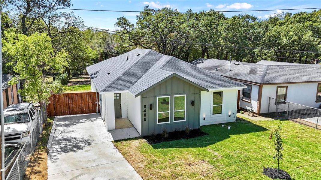 View of front of property featuring a front yard