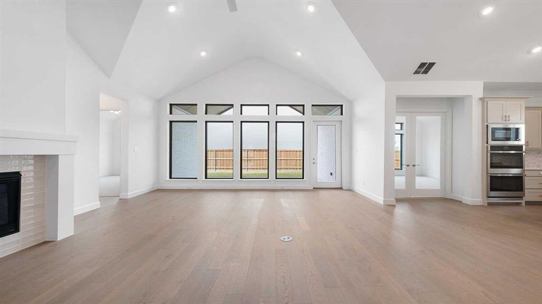 Spacious, unfurnished interior of a new home in Myrtle Creek 71', Waxahachie (Image 15). Spacious, unfurnished interior of a new home in Myrtle Creek 71', Waxahachie (Image 15).