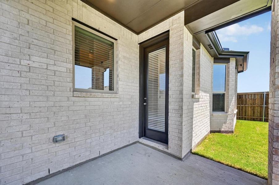 Exterior details and patio area of a home in Hillstead, Lavon (Image 16).