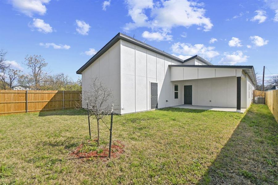 Exterior details and patio area of a home in , Dallas (Image 3).