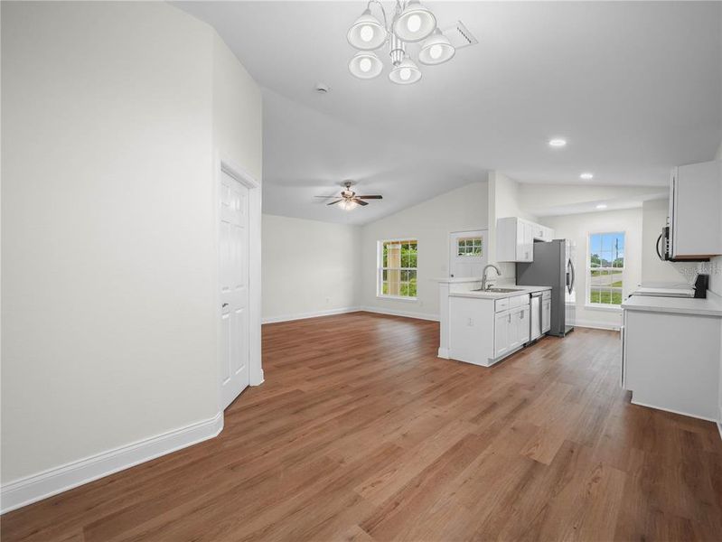 Spacious, unfurnished interior of a new home in , Bowling Green (Image 9).