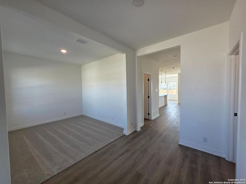 Spacious, unfurnished interior of a new home in , Schertz (Image 33).