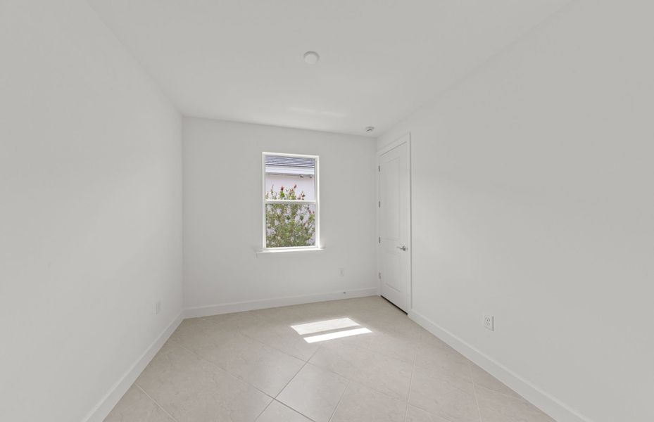 Spacious, unfurnished interior of a new home in Del Webb Oak Creek, North Fort Myers (Image 10).