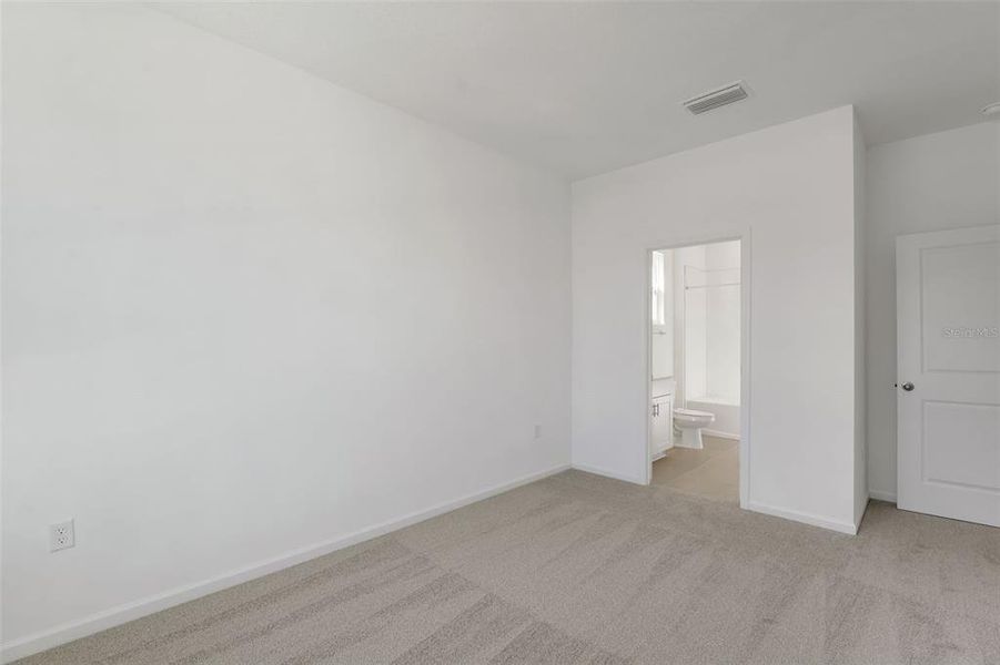 Spacious, unfurnished interior of a new home in Willowbrook North, Winter Haven (Image 14).