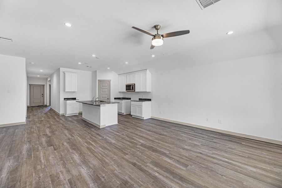 Spacious, unfurnished interior of a new home in Watermark, Alvin (Image 21).