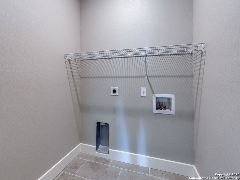 Spacious, unfurnished interior of a new home in Las Palomas Country Club Estates, La Vernia (Image 22).