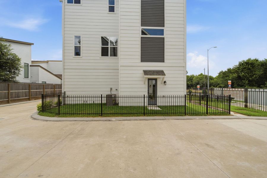 Enjoy a private fenced side yardwith neatly maintained grass anddirect exterior access. This low-maintenance outdoor space offersroom for pets, gardening, orrelaxing in the sunshine, all framedby contemporary siding,architectural windows, and securemetal fencing.