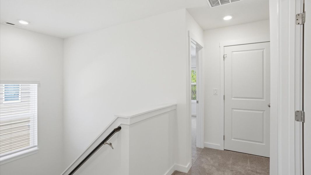 Spacious, unfurnished interior of a new home in Oak Hill, Vonore (Image 23).