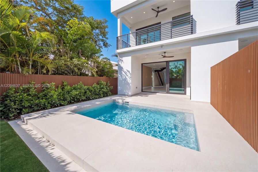 Exterior details and patio area of a home in , Fort Lauderdale (Image 29).