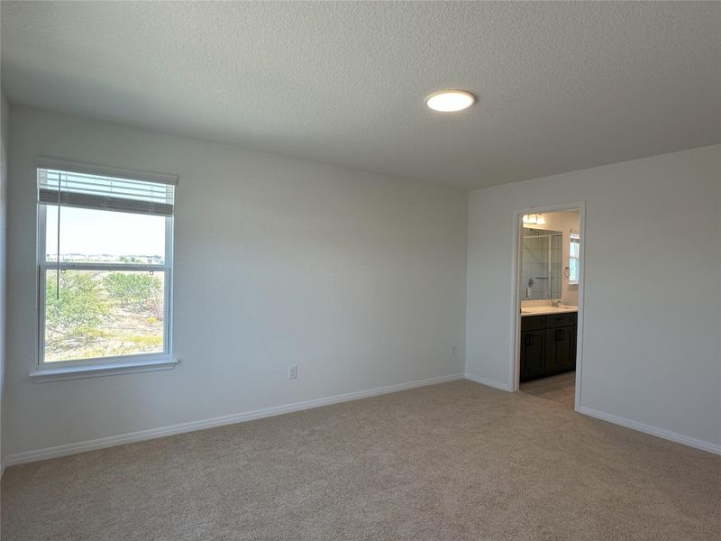Spacious, unfurnished interior of a new home in Porter Country, Buda (Image 12).