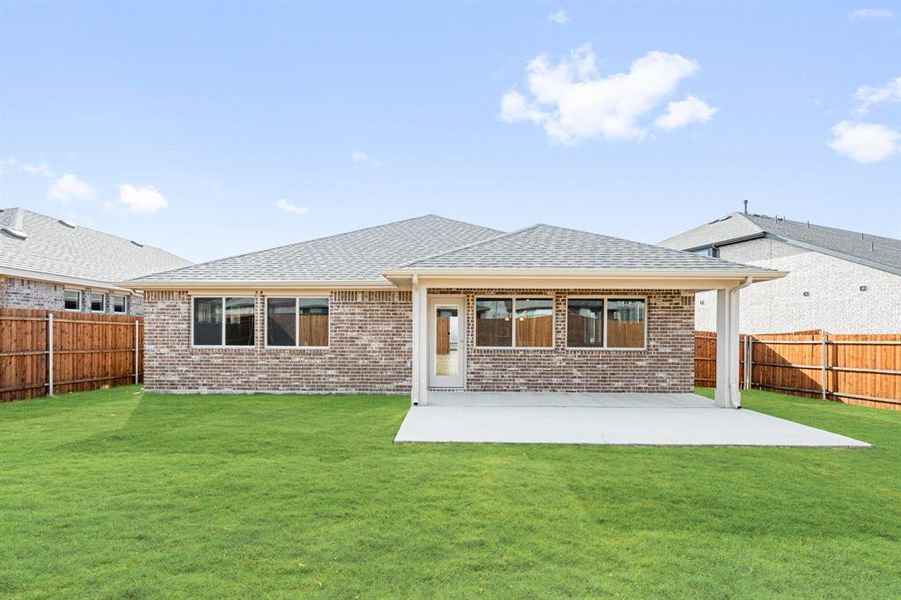 Exterior details and patio area of a home in Eagle Glen Elements, Alvarado (Image 25).