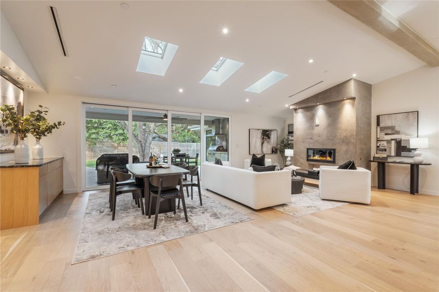 Light-filled comfort designed for both quiet moments and lively evenings Light-filled comfort designed for both quiet moments and lively evenings