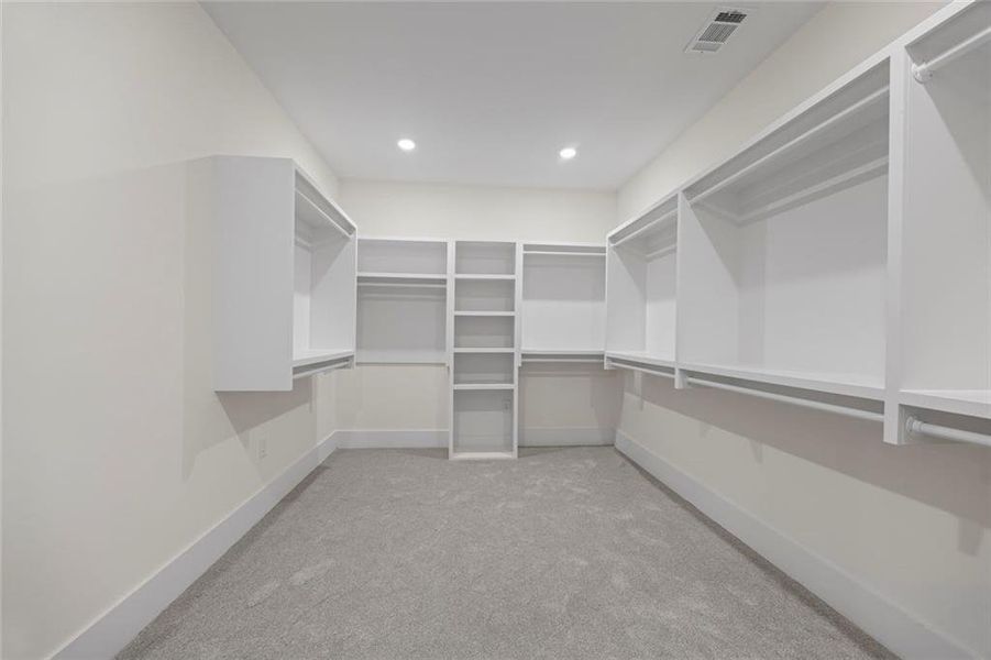 Spacious, unfurnished interior of a new home in , Martin (Image 10).