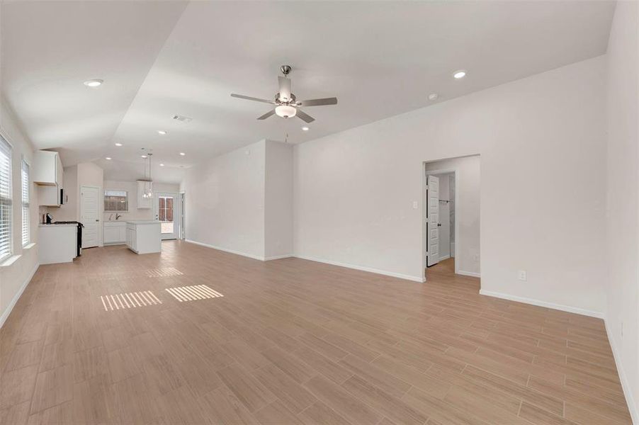 Spacious, unfurnished interior of a new home in Mobberly Farms, Pilot Point (Image 37).