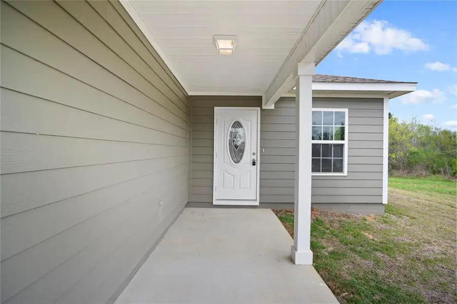 Exterior details and patio area of a home in , Blountstown (Image 3).
