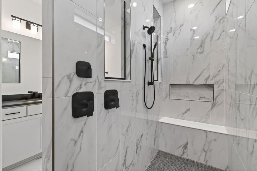 Lot68–13814DalradaAve _shower