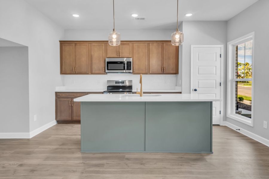 Photo of another unit. Features and selections may vary.