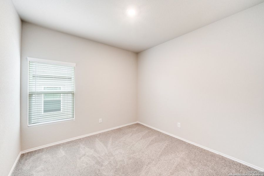 Spacious, unfurnished interior of a new home in Legend Pond, New Braunfels (Image 20).