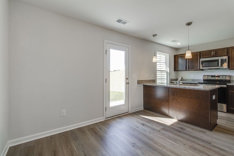 Spacious, unfurnished interior of a new home in Astoria, Columbia (Image 15).