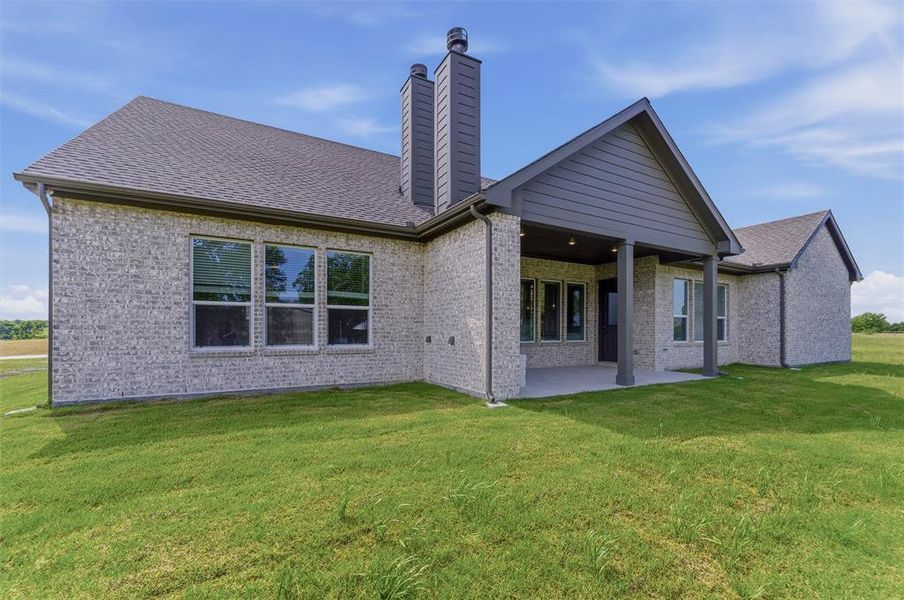 Exterior details and patio area of a home in Grayson Ridge, Van Alstyne (Image 4).