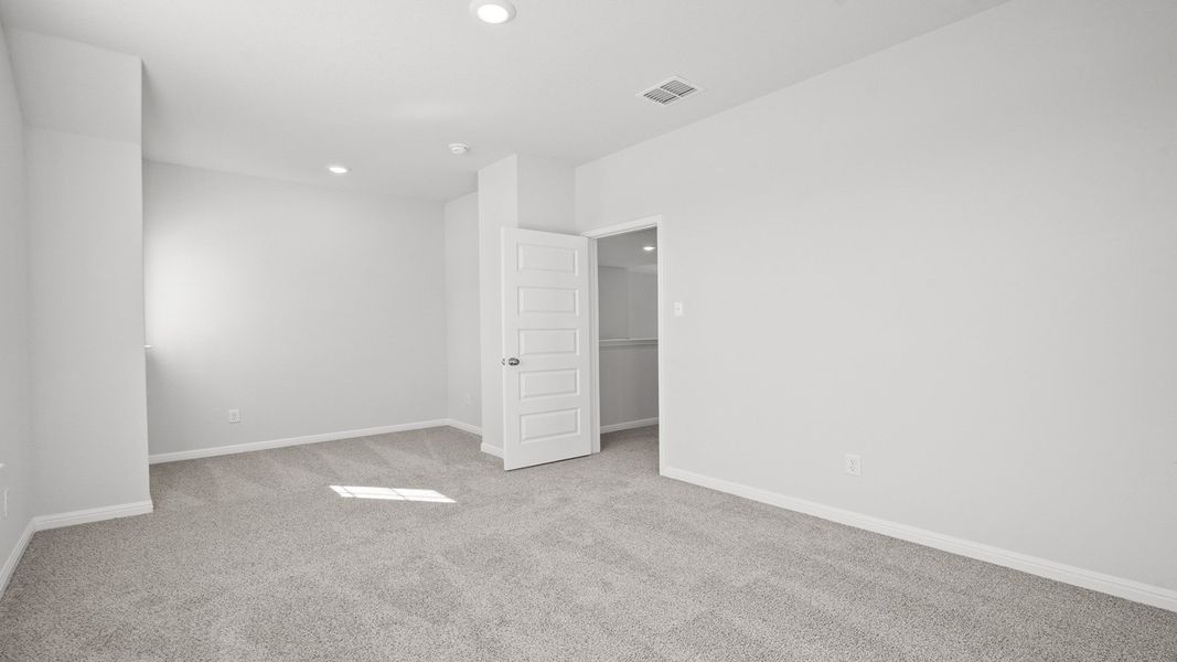 Spacious, unfurnished interior of a new home in Hunters Ranch, San Antonio (Image 22).