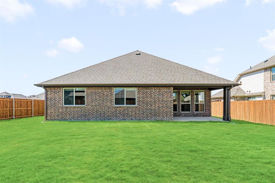 Exterior details and patio area of a home in Maplewood, Glenn Heights (Image 22).